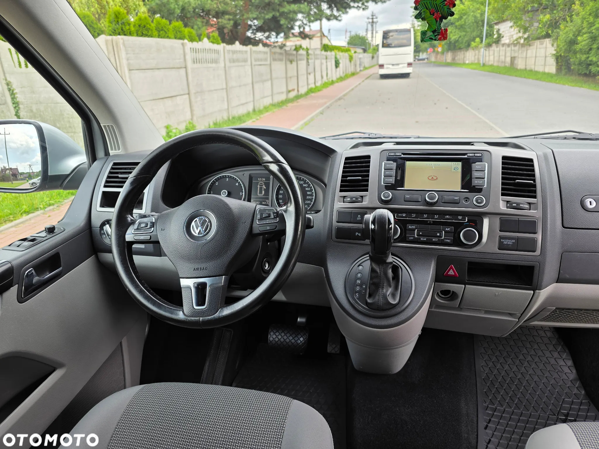 Volkswagen Caravelle - 11