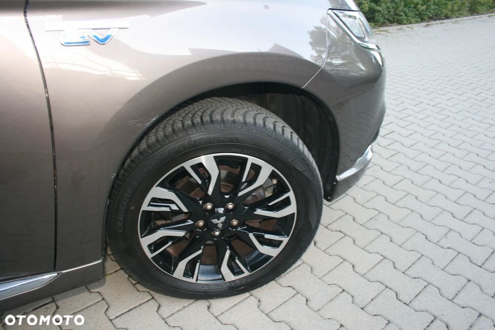 Mitsubishi Outlander Intense + - 10