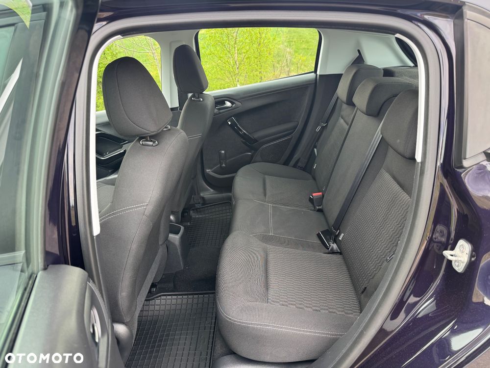 Peugeot 208 - 8