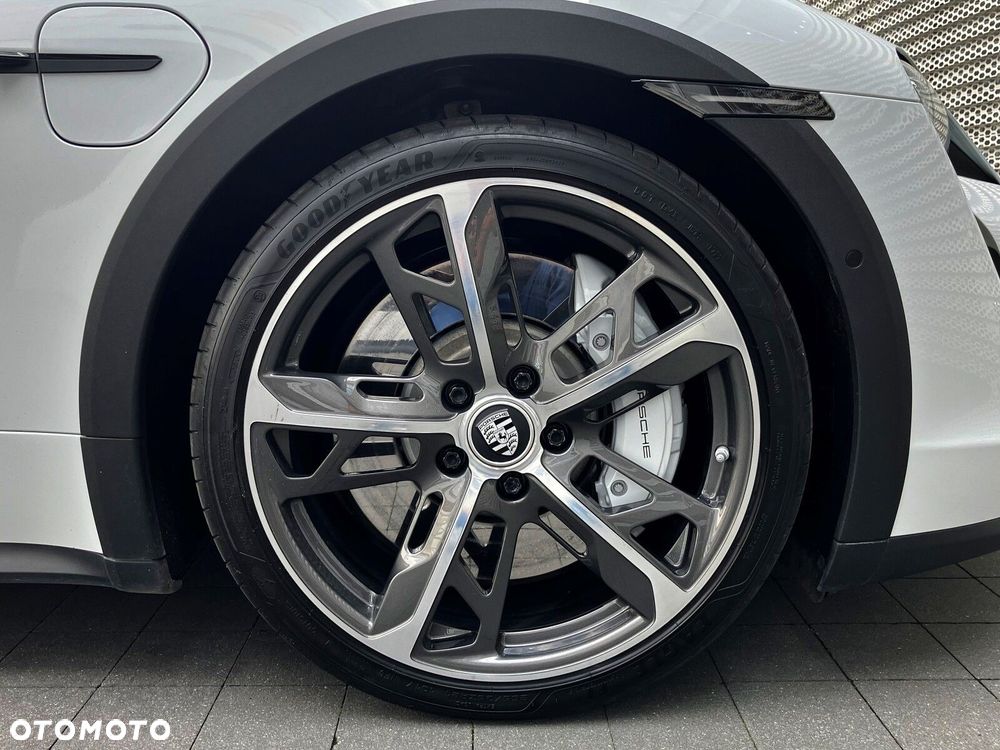 Porsche Taycan - 12