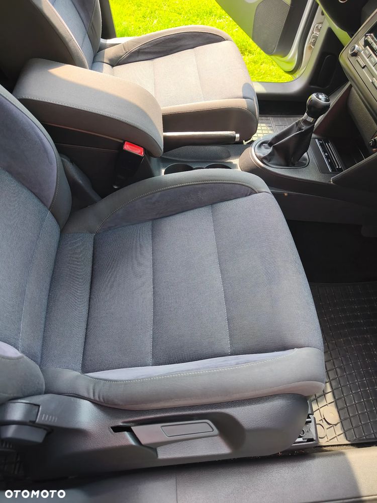Volkswagen Touran 2.0 TDI DPF STYLE - 18