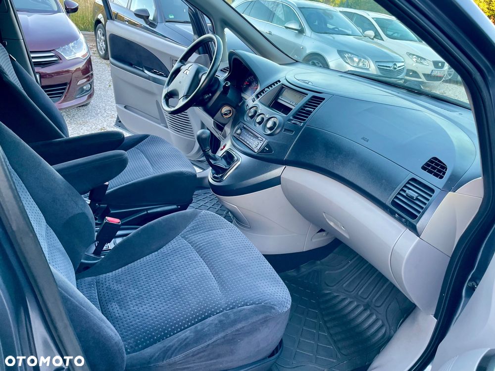 Mitsubishi Grandis 2.4 Inform - 32