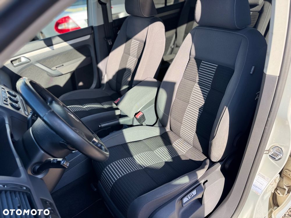 Volkswagen Touran - 12