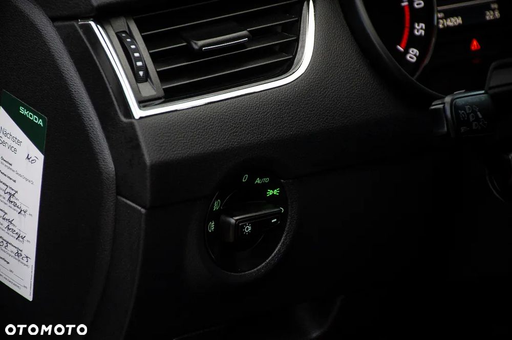 Skoda Octavia 2.0 TDI DSG RS - 37