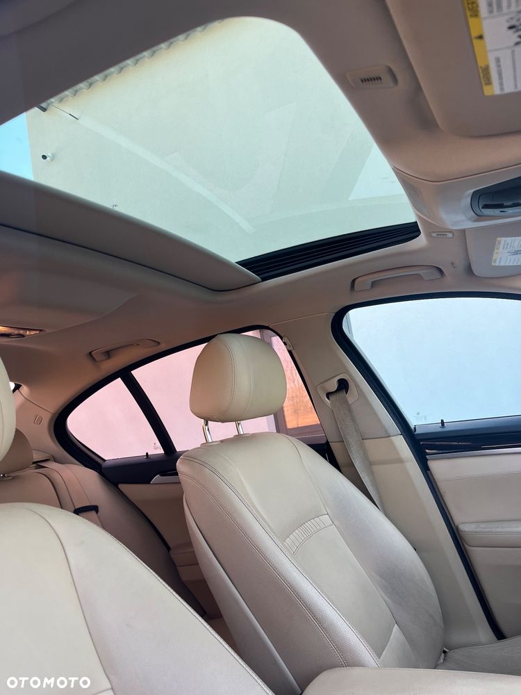 BMW Seria 5 528i xDrive - 4