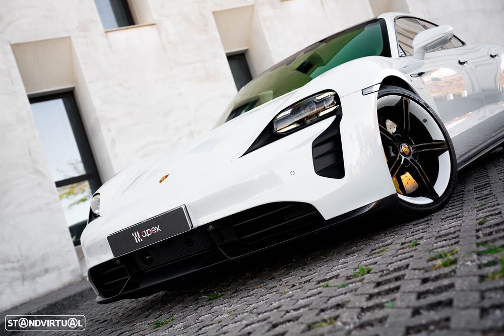 Porsche Taycan Turbo S - 12