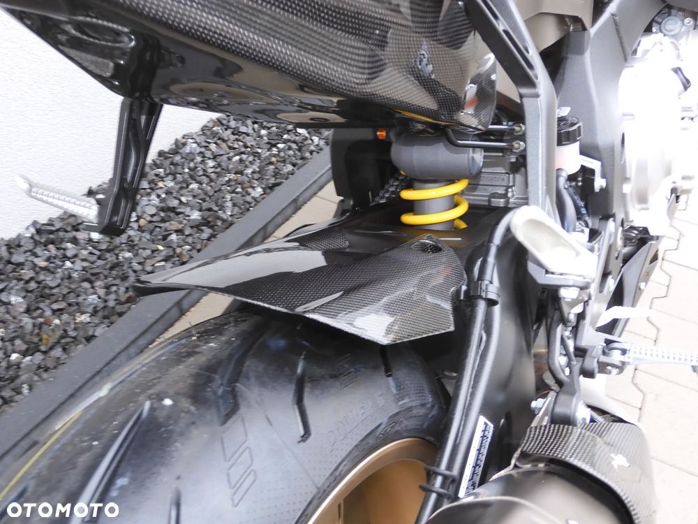 Yamaha R1 - 16