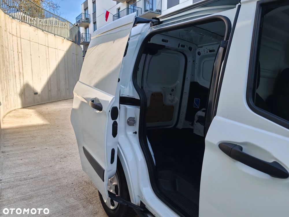 Ford Transit Courier - 17