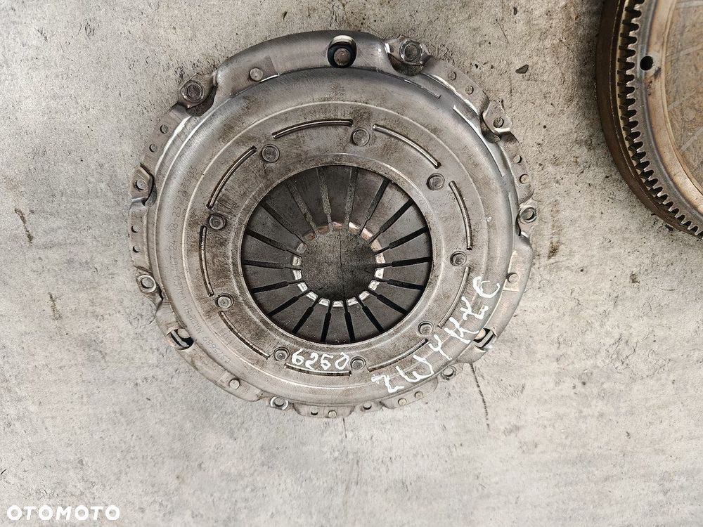 KOŁO DWUMASOWE KOMPLETNE VW JETTA V 0375689  VALEO 1.9 TDI - 2