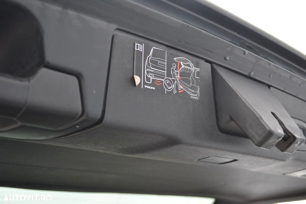 Volvo XC 60 B4 D AWD Geartronic Momentum Pro - 27