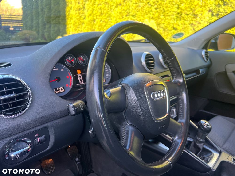 Audi A3 Sportback 1.6 TDI DPF S line Sportpaket - 23