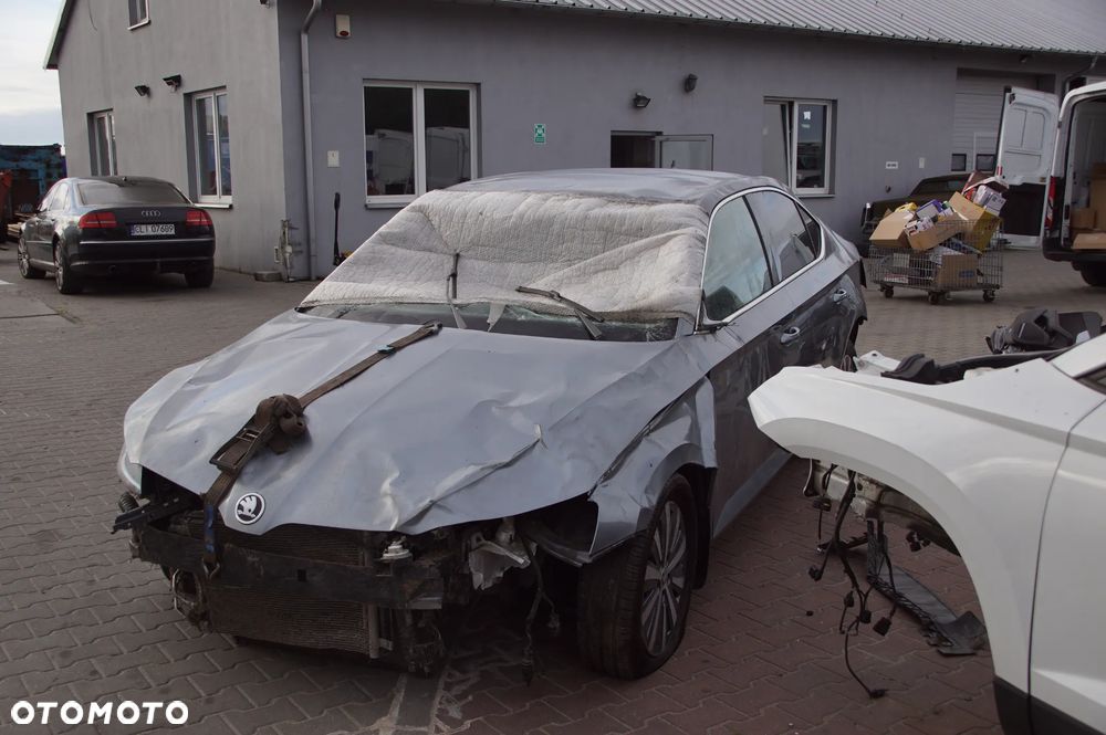 Auto na części - Skoda Superb III Lift 1.5 TSI 150 KM DPCA UEU LF7M 2021R Silnik Skrzynia Drzwi Szyba Lampa Klamka Deska Kokpit Sterownik Moduł Licznik Wyświetlacz Kierownica - 8