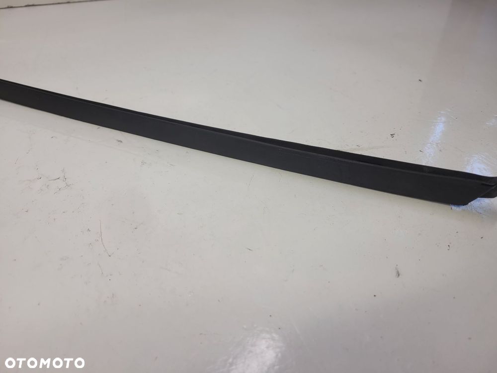 LISTWA ZGARNIAJĄCA PRAWA AUDI A4 B7 8E0854328E - 2