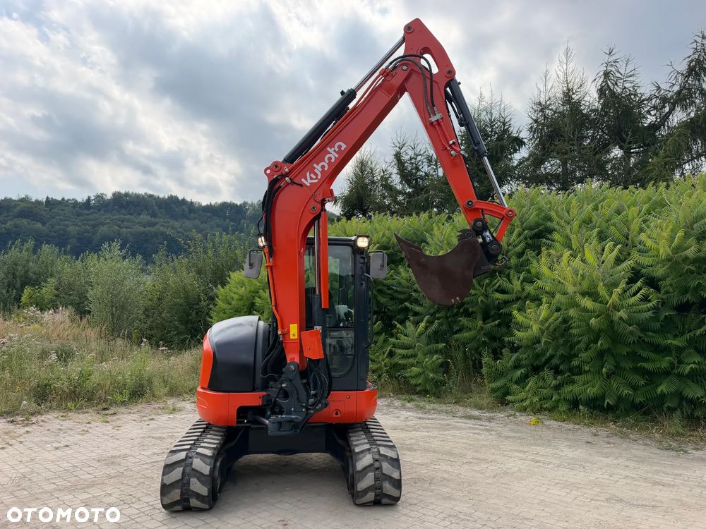 Kubota U55-4. koparka Gąsienicowa 5,5 tony. 2016 rok. 3700 mtg! KLIMATYZACJA. Długie ramie plus! 3sekcje Hydrauliczne. zamki na tłokach. Koparka Jak nówka sztuka. Zadbana zero zużycia. Z gospodarstwa Norweskiego. Zmiana łyżek Hydrauliczna. LENHOFF. Ani deka luzów wycieków. Szybka wolna jazda. Gąski perfekt stan. OKAZJA TANIO. Aktualna Dekra. Po serwisach eksploatacyjnych. Mocny silnik Kubota 4 cylindry! Zamki na tłokach. Nagłośnienie Wielka Okazja - 31