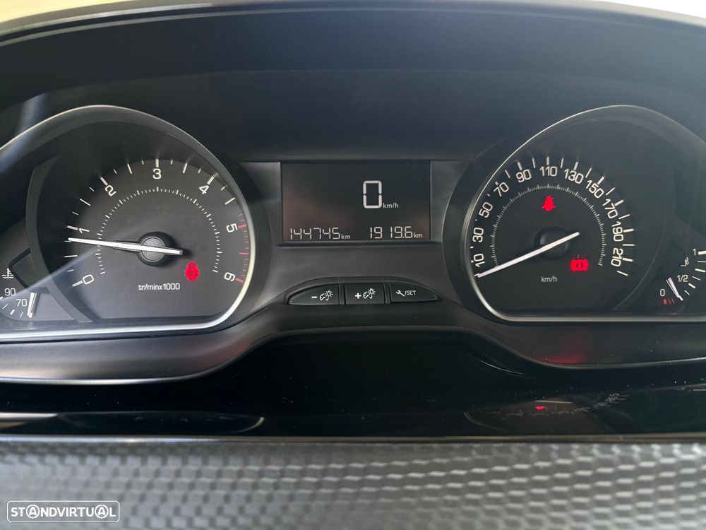 Peugeot 208 1.6 BlueHDi Style - 11