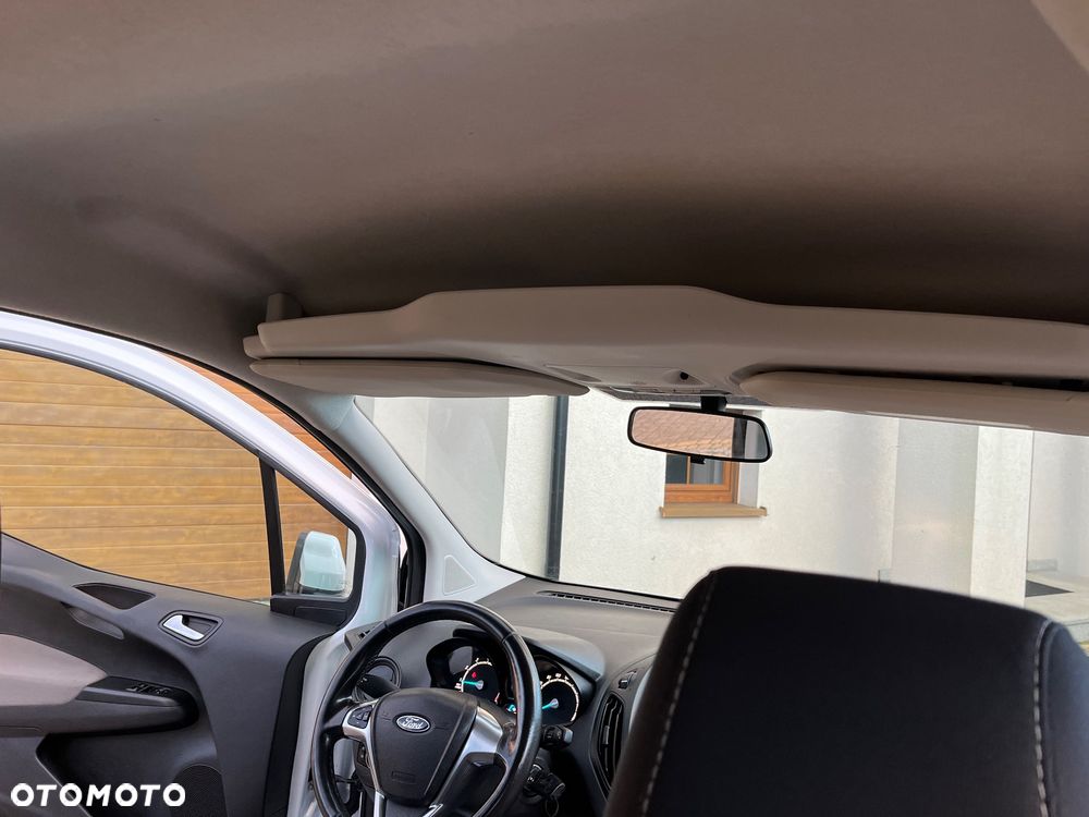 Ford Transit Courier - 19