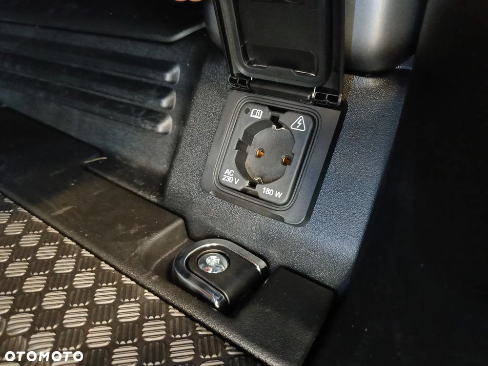 Land Rover Defender - 38