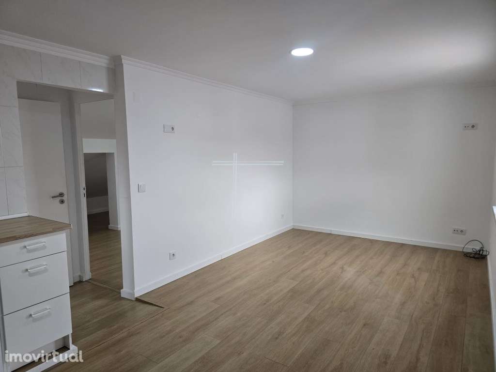 Moradia isolada T4 de arquitetura tradicional - Aroeira - Grande imagem: 5/30