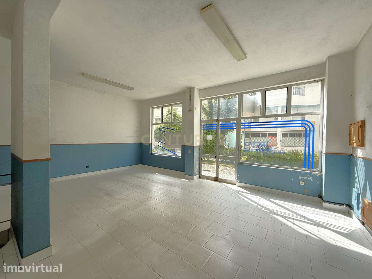 Loja com duas garagens em box - Grande imagem: 2/24