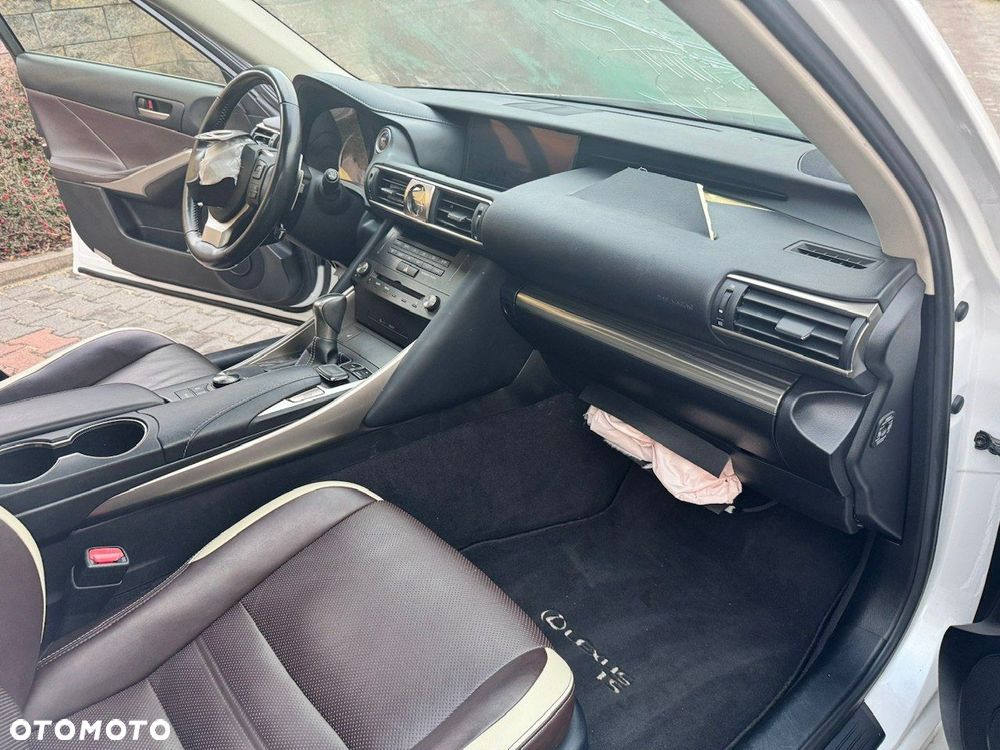 Lexus IS Luxury Line - 11