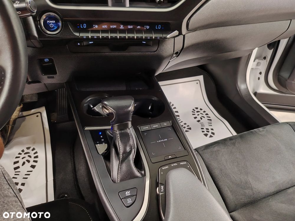 Lexus UX 250h Elegance 2WD - 32