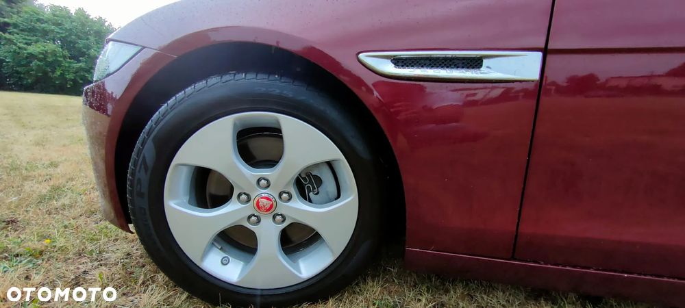 Jaguar XE 2.0 T R-Sport - 11