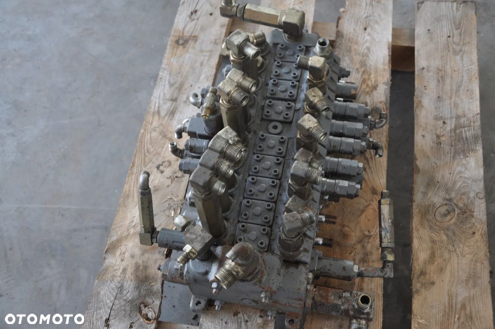 Rozdzielacz hydrauliczny Kubota KX 155-3  C0070-36914 - 2