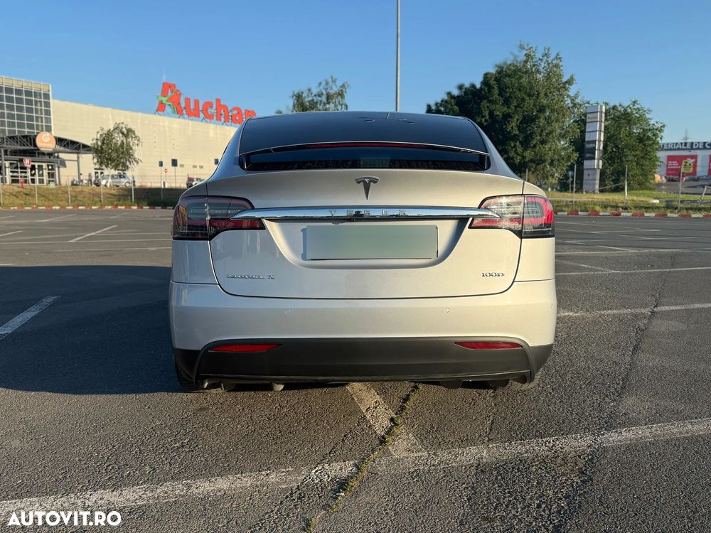 Tesla Model X - 3