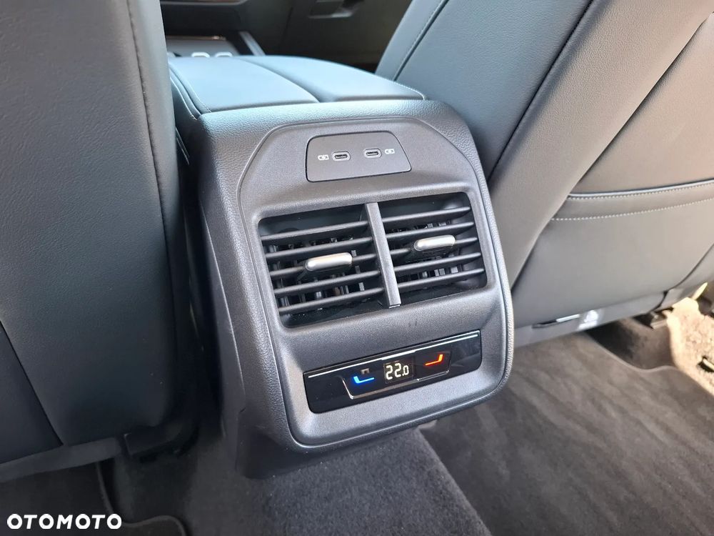 Volkswagen Passat Variant 2.0 TDI SCR DSG Elegance - 40