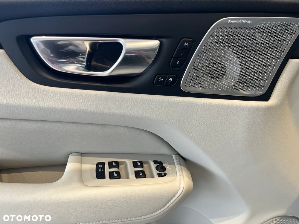 Volvo XC 60 T6 Plug-In Hybrid AWD Ultra Dark - 6