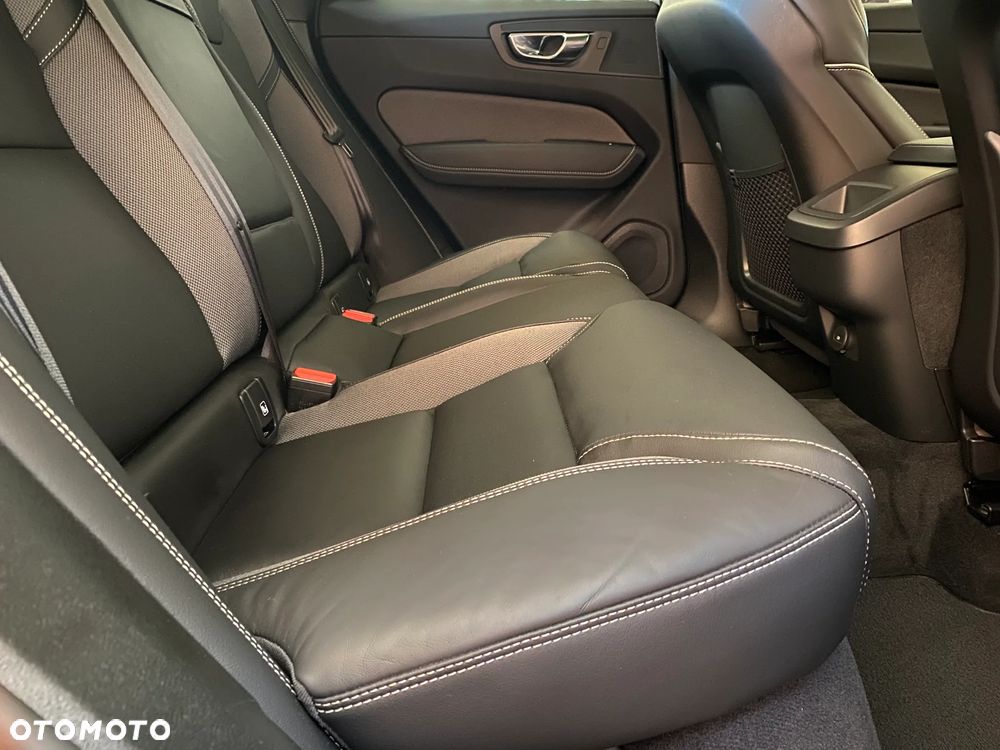 Volvo XC 60 B4 D AWD Plus Dark - 13