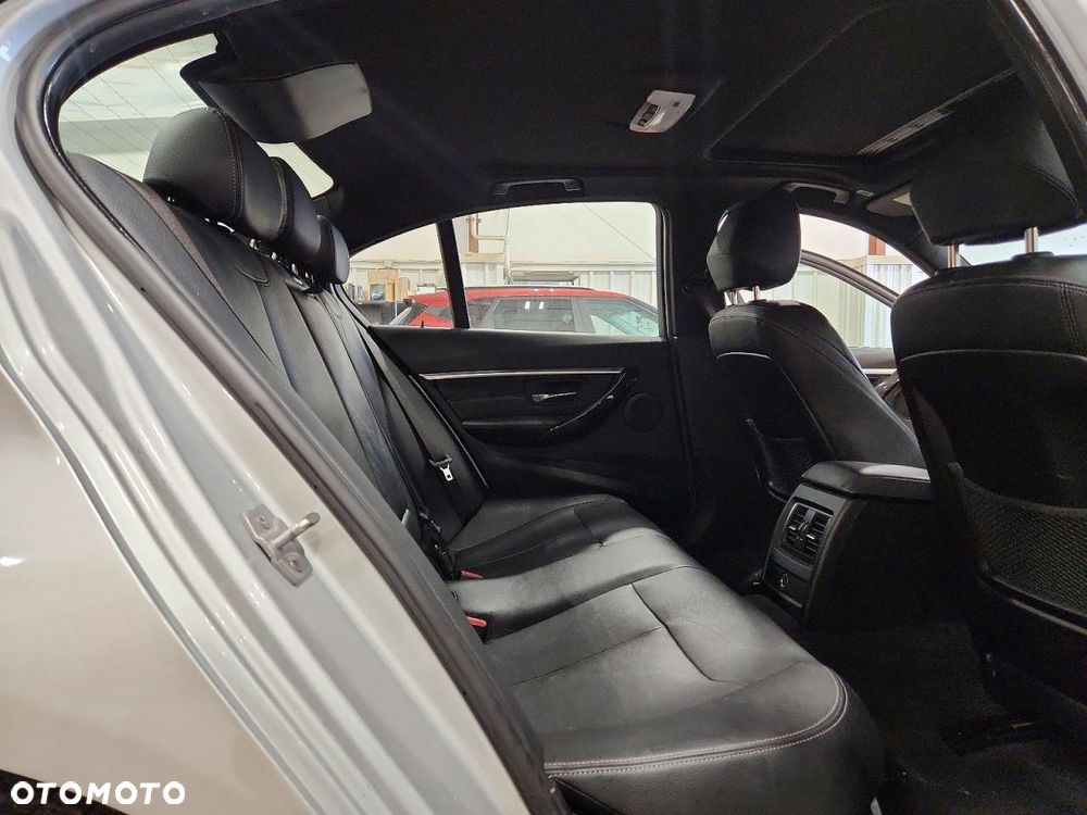 BMW Seria 3 330i xDrive Sport Line - 9