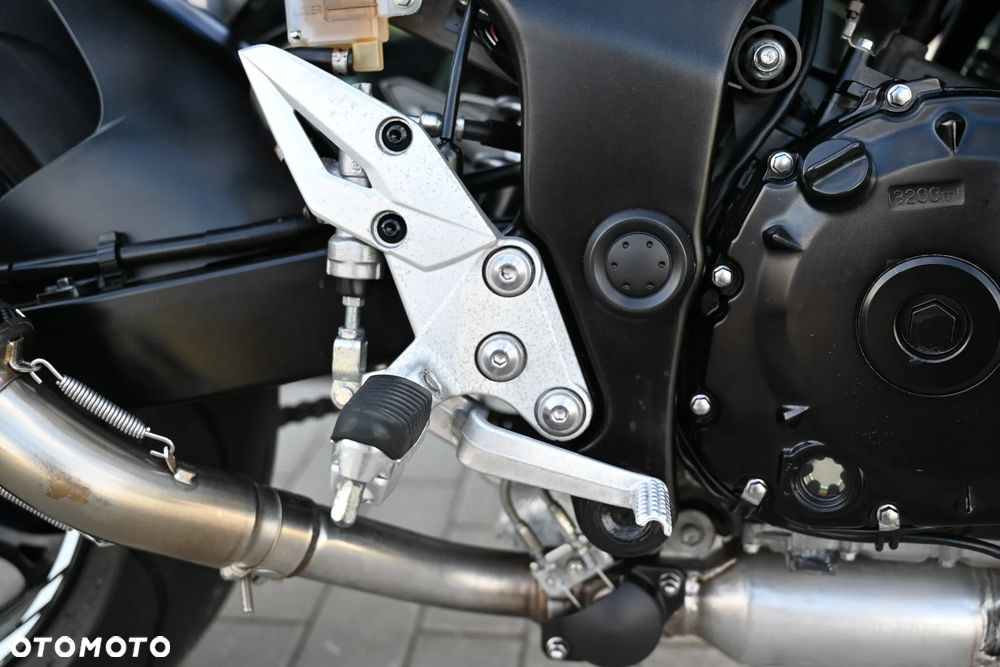 Suzuki GSR - 33
