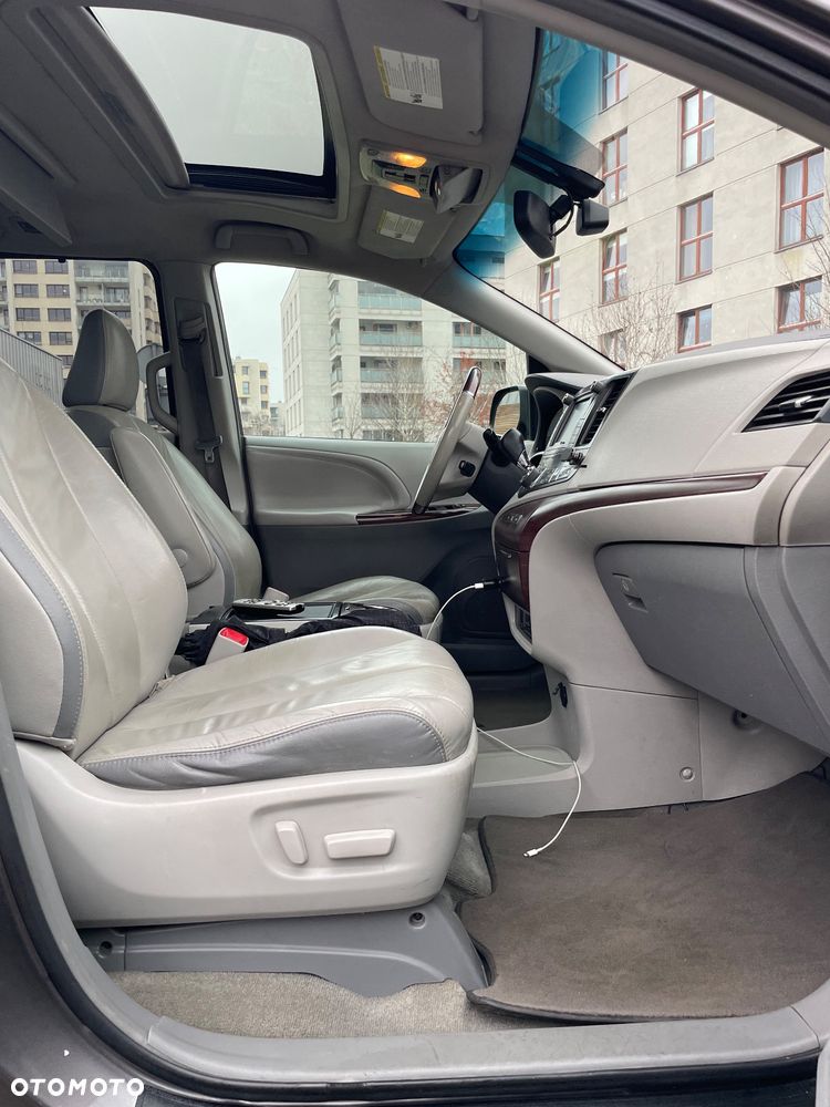 Toyota Sienna 3.5 XLE AWD - 17