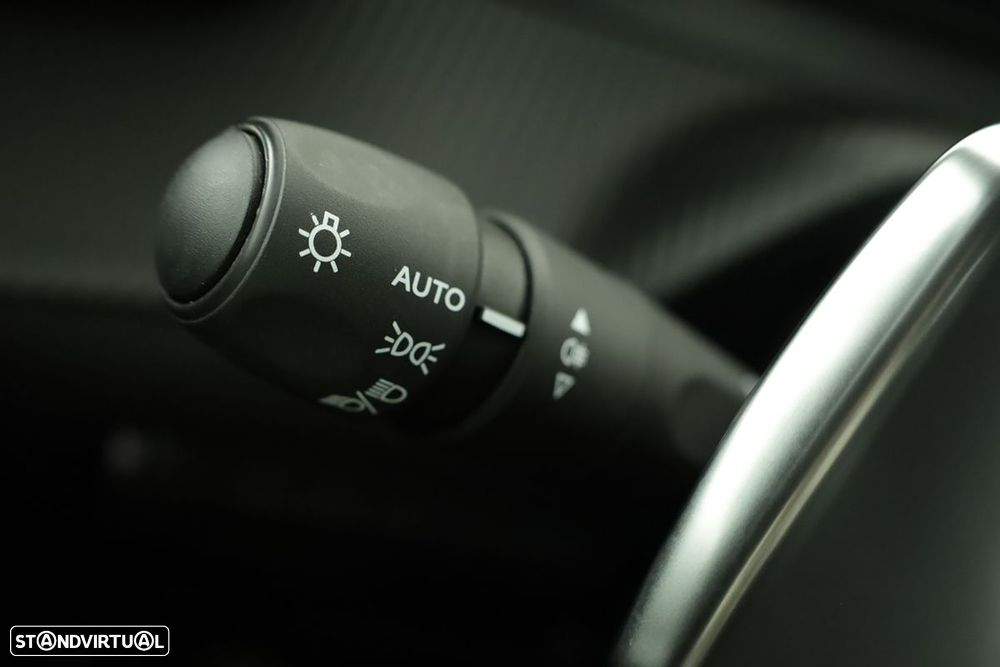 Peugeot 2008 1.2 PureTech Allure EAT8 - 17