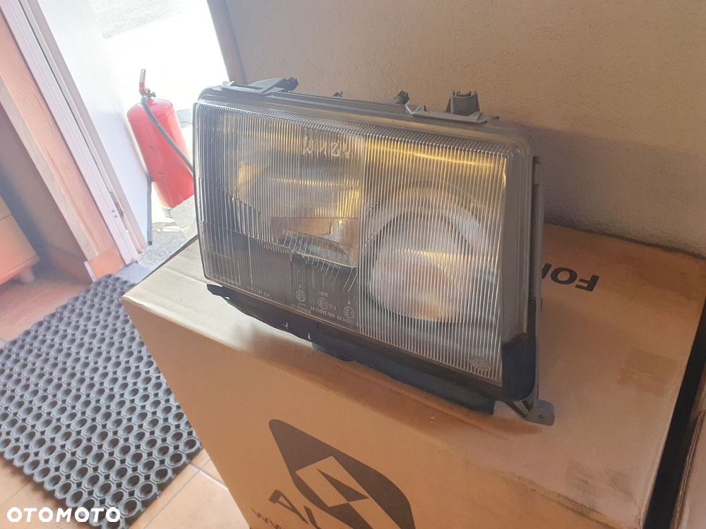 REFLEKTOR PRAWY MERCEDES W124 HELLA - 2
