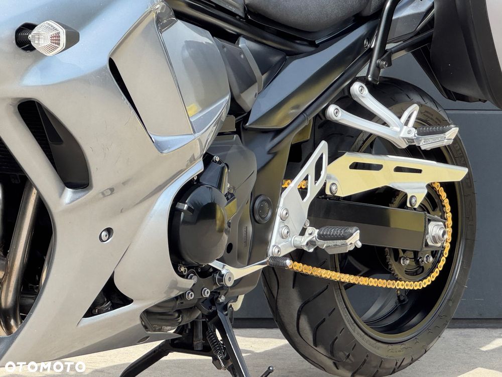 Suzuki GSX - 26