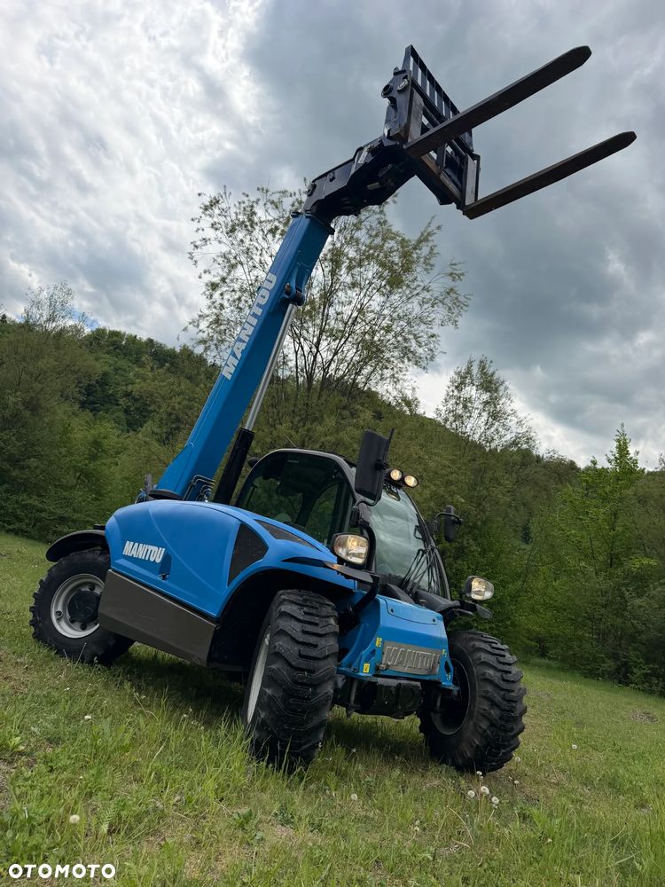 Manitou MT625H. Wersja COMFORT lepsza od Easy!! Ładowarka Teleskopowa 6 metrów Wysuw. Udźwig 2,5tony. Jak Nowa z Salonu. Pochodzi z Gospodarstwa Norweskiego! 2017rok. przebieg tylko 3200mtg. Silnik Kubota 4cyl. Mocny 80 Km. ZERO ZUŻYCIA ORYGINAŁ. Bez luzów i wycieków. Aktualna DEKRA BMWT. Mała Gabarytowo a Bardzo wydajna maszyna. Opony Nowe! Szybka wolna jazda. 3tryby skrętu! Zadbany sprzęt. Okazja - 24