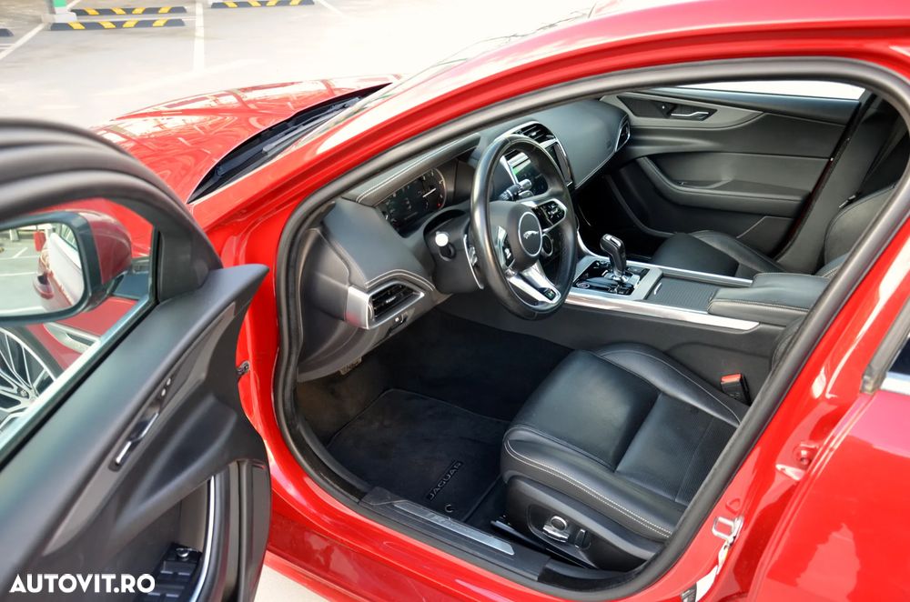 Jaguar XE D200 RWD MHEV R-Dynamic HSE - 24