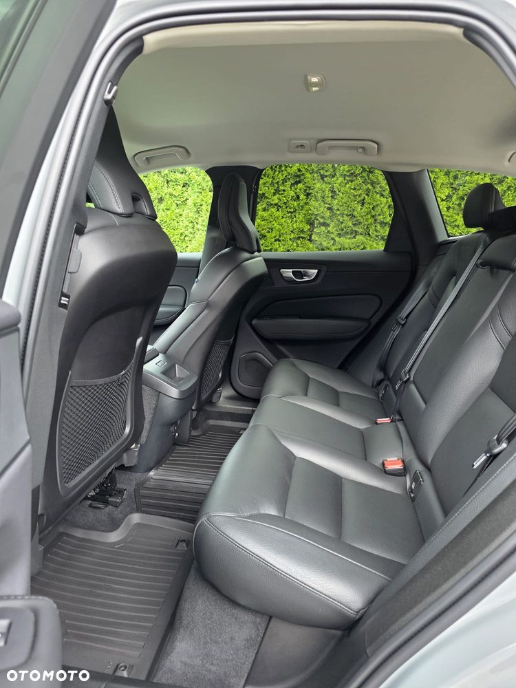 Volvo XC 60 B4 B Plus Dark - 11