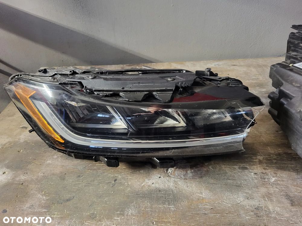 volkswagen jetta  2025rok lampy przód uszkodzone - 2