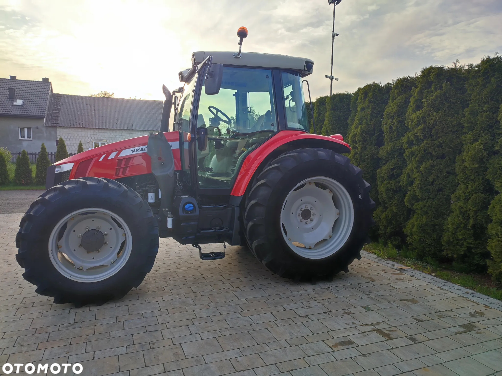 Massey Ferguson 5611 z ladowaczem - 11