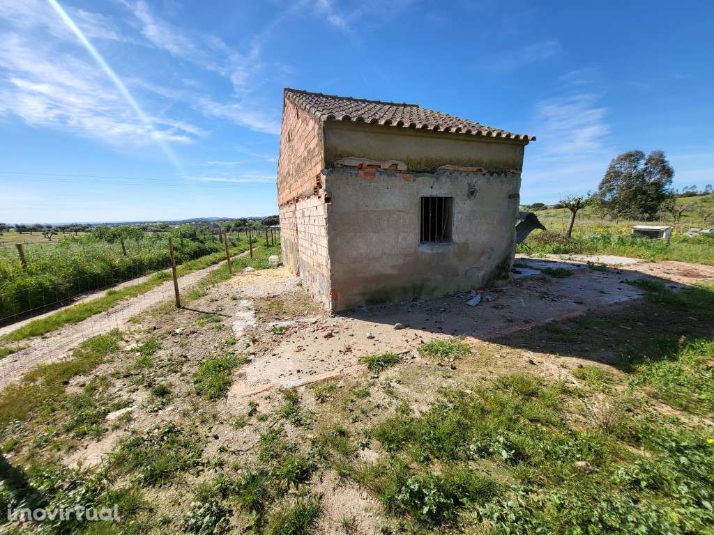 Moradia para recuperar inserida em terreno rústico de 5.750 m2 e ou... - Grande imagem: 4/15