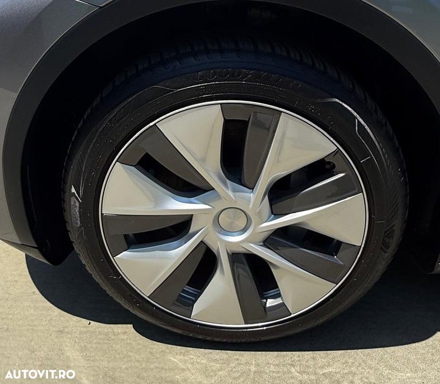 Tesla Model Y Long Range AWD - 8