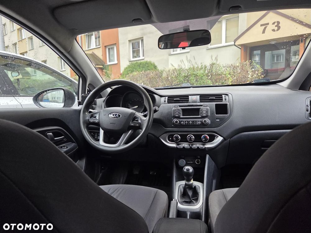 Kia Rio 1.2 L - 6