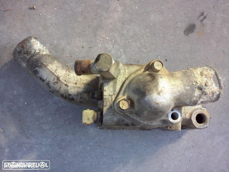 caixa de termostato Nissan Pickup D21 e Terrano TD27 - 1