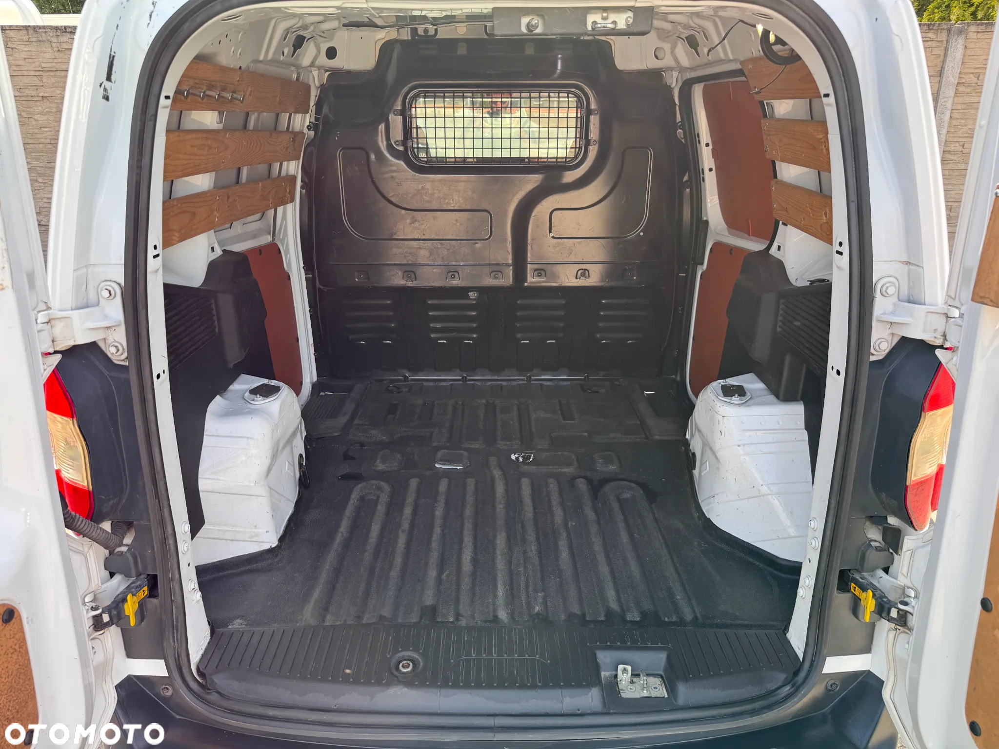 Ford Transit Courier - 27