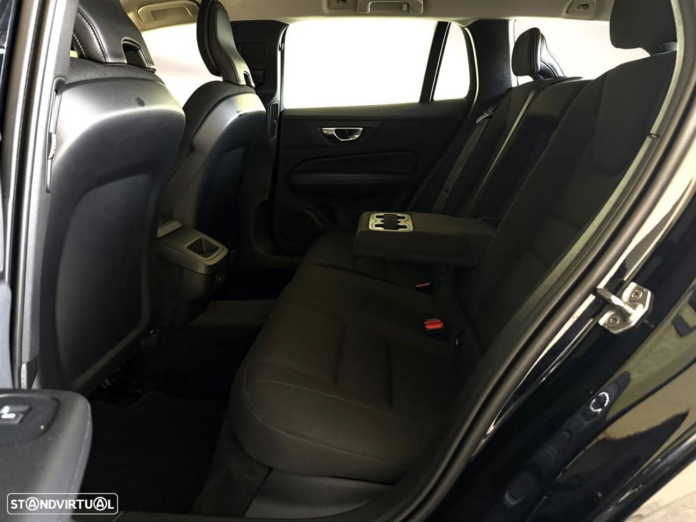 Volvo V60 2.0 B4 Momentum Geartronic - 25