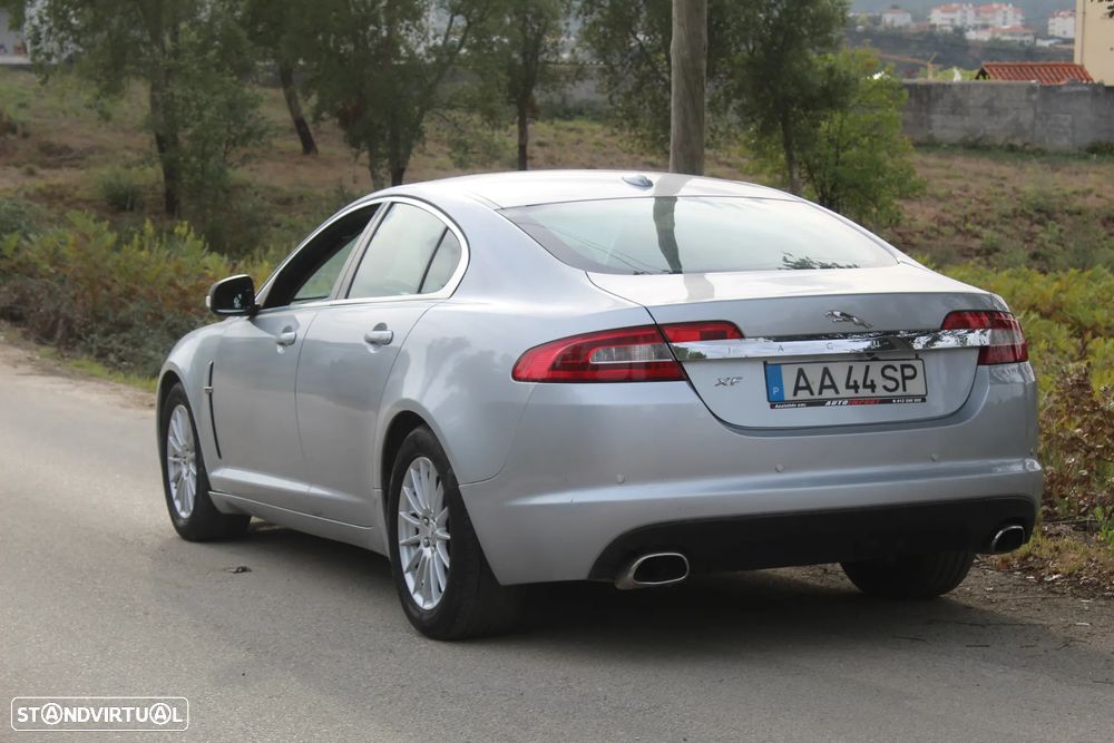 Jaguar XF 2.7 V6 Luxury — photo 4