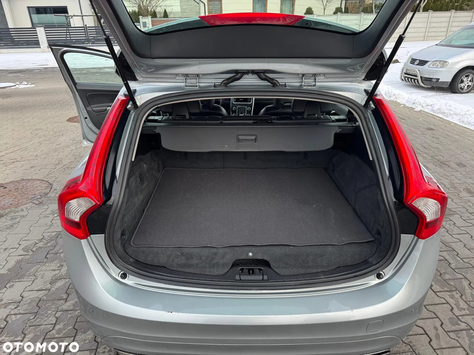 Volvo V60 D6 AWD Plug-in Hybrid R-Design Summum - 19